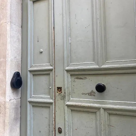 La Halte Des Arènes De Nude Beauté Du Minimalisme *