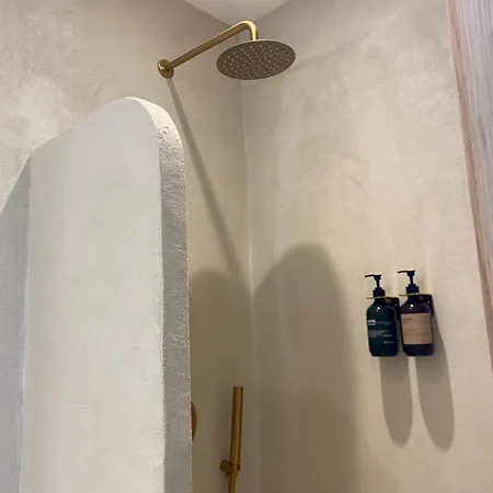 La Halte Des Arenes De Nude Beaute Du Minimalisme Apartment Nimes