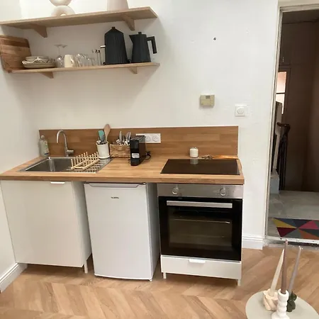 La Halte Des Arenes De Nude Beaute Du Minimalisme Nimes