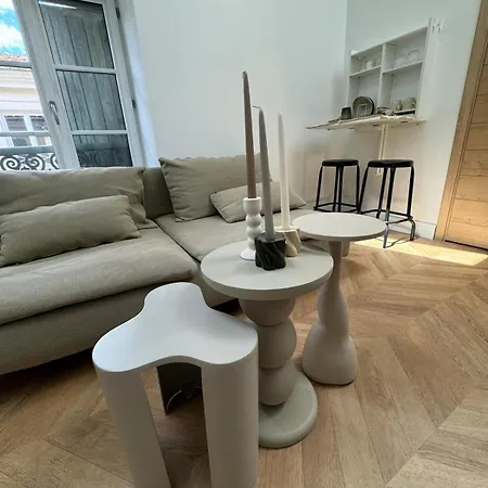 La Halte Des Arenes De Nude Beaute Du Minimalisme * Nîmes